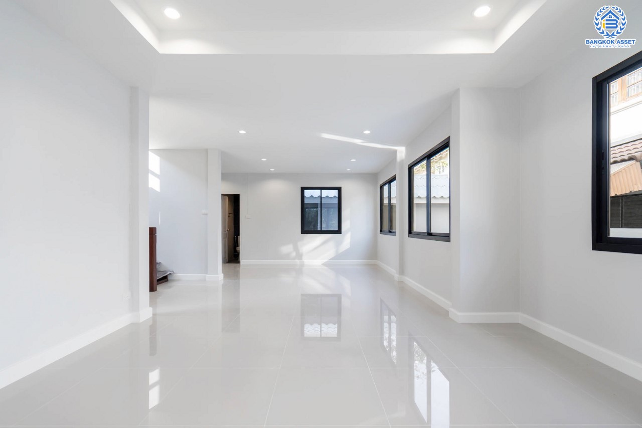 บ้านมือสองตกแต่งใหม่ ทำเลใจกลางเมือง ม.บ้านประชาชื่น ประชาชื่น-สามัคคี เนื้อที่ 63 ตร.ว. ฟังก์ชันจัดเต็ม 5 ห้องนอน 2 ห้องน้ำ 2 ที่จอดรถ บนทำเลเดินทางสะดวก เชื่อมต่อหลายเส้นทาง ใกล้เดอะมอลล์งามวงศ์วาน เซ็นทรัลแจ้งวัฒนะ ทางด่วน และรถไฟฟ้า (สายสีชมพู)